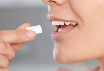 Сағызды қанша уақыт шайнауға болады? Стоматолог жауап берді