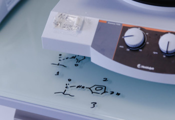 В США одобрили капли, которые могут заменить очки при возрастном ухудшении зрения