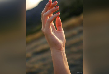 Яркий финиш сезона: как сохранить солнечное настроение в маникюре