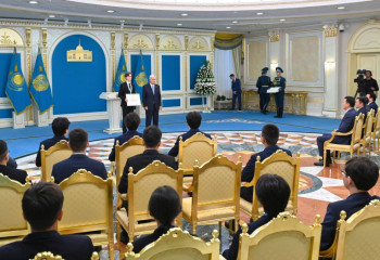 Президент вручил победителям и призерам международных олимпиад сертификаты на денежные премии