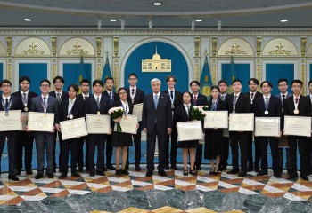 Президент дарынды жастарға 5 млн теңгенің сертификатын тапсырды