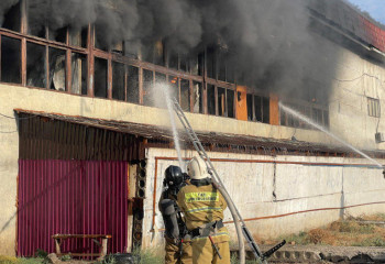 Қызылордада құрылыс дүкені отқа оранды