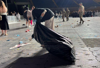 Алматылықтар Дженнифер Лопестің концертінен кейін орталық стадионды қоқыстан тазартты