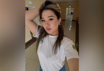 Казахстанка побеждает в армрестлинге накачанных парней