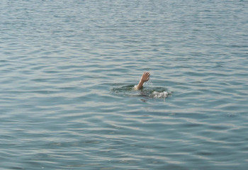 Полицей суға батып бара жатқан әке мен баланы құтқарып қалды