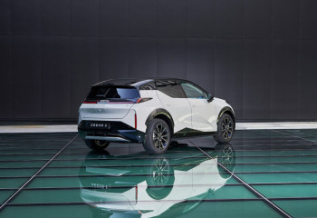 Баттл кроссоверов: Zeekr X Flagship AWD против Kia Sportage 2025  — пришелец против ковбоя?