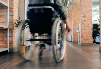 Ой арқылы басқарылатын мүгедектер арбасы жасалды