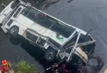 Алжирде автобус өзенге құлап, 18 адам қаза тапты