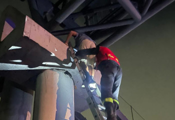 Алматыда жасөспірім аяқталмаған жаяу жүргіншілер көпіріне көтеріліп кеткен