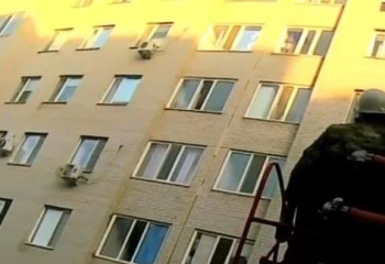 Ақтөбеде бүлдіршін қыз 5-қабаттан құлап кете жаздады