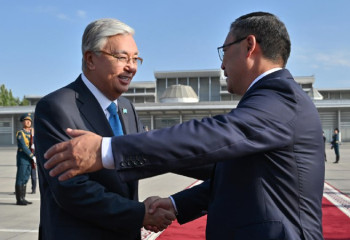 Жапаров Тоқаевты Бішкек әуежайынан шығарып салды