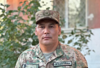 Семейлік сержант өртеніп жатқан үйден газ баллонын алып шығып, апаттың алдын алды