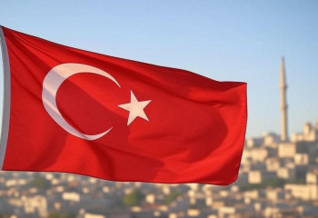 Скандал в Каппадокии: туристка станцевала на флагштоке с турецким флагом