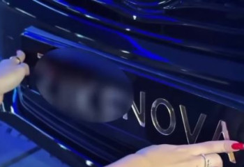 Өскеменде әйел көлігінің тіркеу нөмірінің орнына тегін жазған