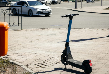 «Тротуары украли у пешеходов»: алматинцы жалуются на самокаты и мопеды