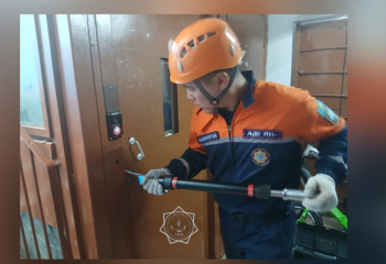 В Аксае двое детей застряли в лифте и сами вызвали спасателей