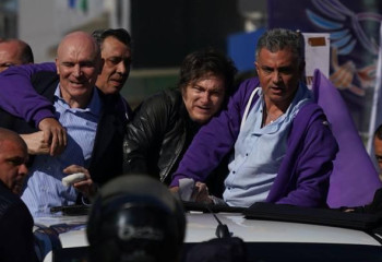 Шерушілер Аргентина президентіне тас пен бөтелке лақтырды