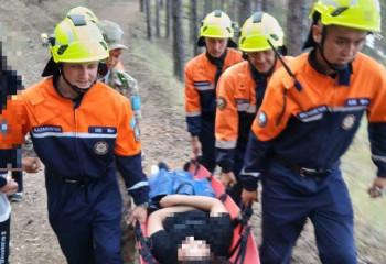 ТЖМ қызметкерлері таудан түсе алмаған әйелді құтқарды