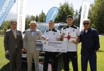 «Қайраттың» бас бапкеріне көлік сыйға берілді