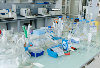 В США впервые провели операцию на позвоночнике с имплантом, созданным ИИ и 3D-печатью