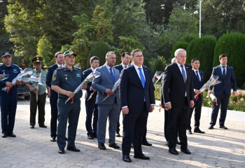 Душанбеде Абай ескерткішіне гүл шоқтары қойылды