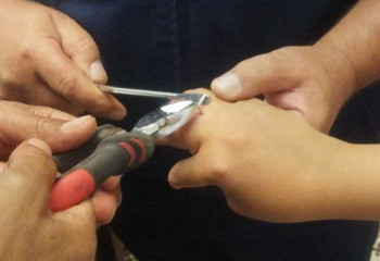 Атырауда құтқарушылар 13 жастағы сақинасын кесуге мәжбүр болды