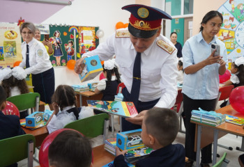 Главный полицейский Алматы  поздравил первоклассников с Днём знаний