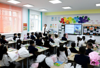 «Эмоции непередаваемы»: родители и педагоги о первом звонке в школах Астаны