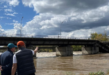 Өскеменде үлкен көпірдің бір бөлігі құлады