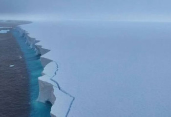 Әлемдегі ең ірі айсберг бөлшектеніп кетті