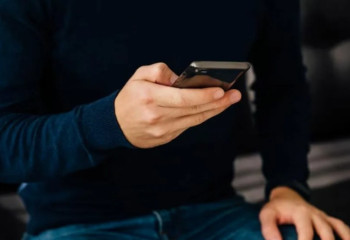 Қытайда смартфонды шамадан тыс қолданған студент сал болып қалды