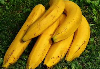 Бананды жуып жеу керек пе?