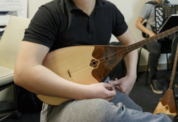 Домбра звучит как оркестр: реакция американца покорила соцсети