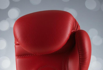 Айбек Оралбай нокаутом победил в первом бою Кубка мира