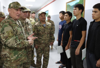 Қорғаныс министрі Шымкенттегі әскери бөлімдерді тексерді