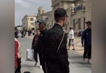 Казахстанец вернулся из армии, но остался один на вокзале