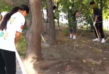 Студенттер жатақхана маңында «Таза бейсенбі» экоакциясын өткізді