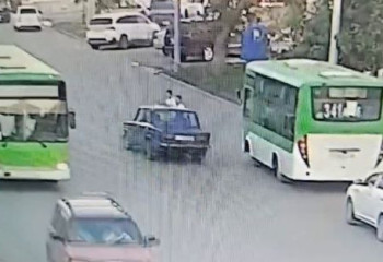 Семейде жаяу жүргіншілер өткелінде жас қызды көлік қағып кетті