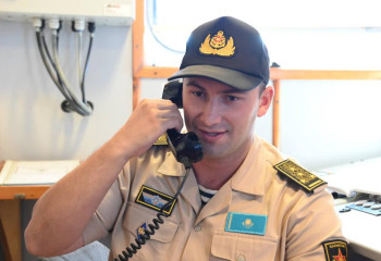 Военно-морской офицер из Актау владеет пятью языками и вдохновляет коллег