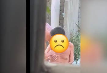 В Шардаре сын избивал своего немощного старика-отца: видео взорвало соцсети