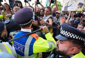 Лондондағы Palestine Action қозғалысын қолдаған наразылық кезінде 900-ге жуық адам ұсталды