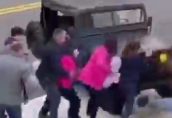 Бразилияда көлік парад көруге келген адамдарды қағып кетті