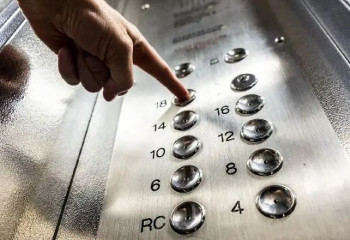 Зейнеткер төрт күн бойы лифтте қамалып қалған