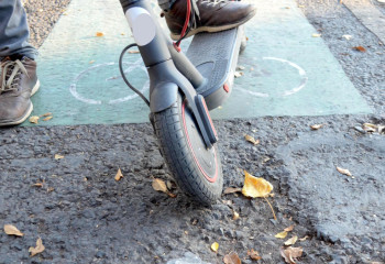 В Алматы брошенные на тротуарах электросамокаты увозят на штрафстоянку