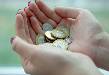 Казахстанцы рассказали, как их обманывают мошенники на улицах