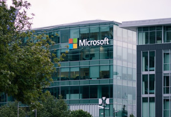 Microsoft қызметкерлерін үш күн кеңседе жұмыс істеуге міндеттеді