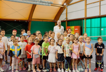 Елена Рыбакина Алматыда жас теннисшілермен кездесті