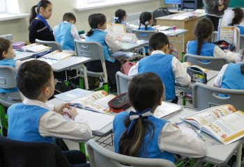 «Они совсем другие»: первые уроки с новым поколением школьников впечатляют учителей