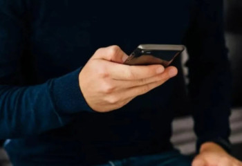 Сарапшы смартфонды қуаттау кезінде жиі жіберетін қателікті атады