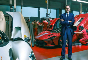 Глава Ferrari Джон Элканн стал дворником